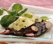 Carpaccio de betteraves à l'Emmental, radis et mâche