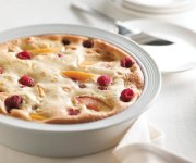 Clafouti aux framboises et aux pêches