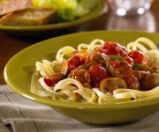 Fettuccine avec saucisses et sauce tomate