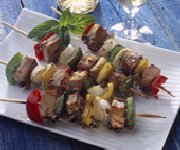 Porc et légumes sur brochettes