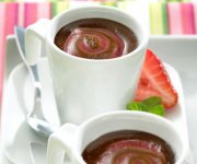 Pots de crème au chocolat avec coulis aux fraises