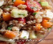 Salade de quinoa avec amandes, feta et légumes