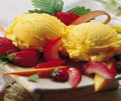 Sorbet à la mangue garni de fruits