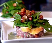 Tartare de cerf, salade de bébé épinard aux noisettes