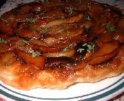 Tatin de boudin, poires et échalotes confites